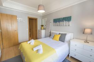 En eller flere senge i et værelse på LovelyStay - Charming Marques Flat