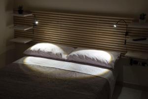 ナポリにあるAngelo's Houseのベッドルーム1室(ベッド1台、枕2つ付)