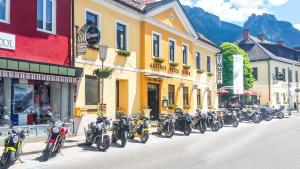 een rij motorfietsen geparkeerd aan de kant van een straat bij Gasthof Zeiser in Admont
