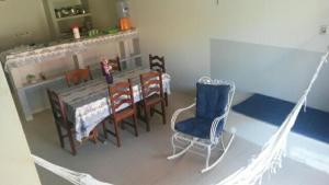 a model of a kitchen with a table and chairs at Chalés Praia do Frances in Praia do Frances