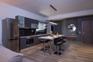 a kitchen with a table and chairs in a room at Maistrali in Rodakino