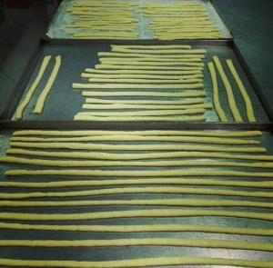una scala gialla con linee gialle di Agriturismo La Casa Di Botro a Botricello