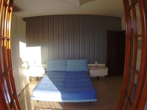 Piano di FolloにあるGli ulivi di Zenoのベッドルーム1室(青いベッド1台付)