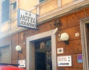 una señal de hotel en el lateral de un edificio en Serafino Liguria Hotel, en Génova