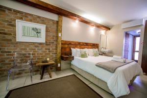 Кровать или кровати в номере Zebrina Guest House