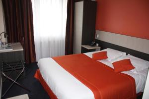 Postel nebo postele na pokoji v ubytování Logis Hôtel- Restaurant La Renaissance