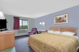 Habitación de hotel con cama y TV en Super 8 by Wyndham Augusta en Augusta