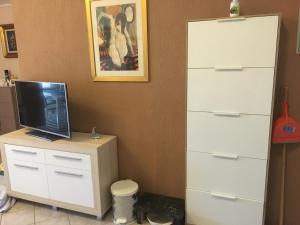 biała komoda z komputerem na górze w obiekcie Apartman Petra 1 w mieście Vir
