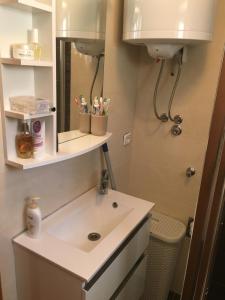 łazienka z umywalką i lustrem w obiekcie Apartman Petra 1 w mieście Vir +27 zdjęć