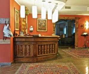 a bar in a room with orange walls at Hotel Baita Clementi in Bormio