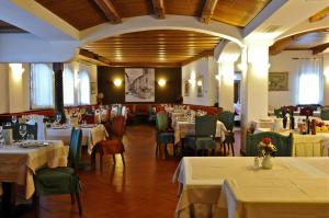 Restauracja lub miejsce do jedzenia w obiekcie Hotel Baita Clementi
