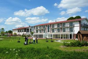 a group of people standing in front of a building at Golfpark Strelasund in Süderholz