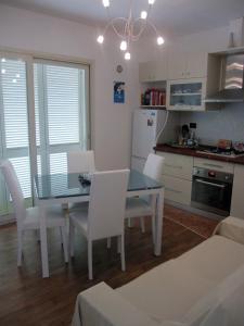 モンテ・アルジェンターリオにあるMy Little Houseのキッチン、ダイニングルーム(テーブル、椅子付)