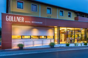 un edificio con un cartello che legge il ristorante dell'hotel Gulliver di Hotel-Restaurant Gollner a Lebring