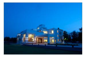 un gran edificio por la noche con sus luces encendidas en Lariya Resort, en Jodhpur