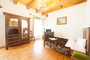 a room with a bed and a tv in it at Hanul Moara cu Noroc in Ineu