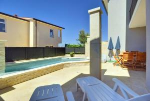 Der Swimmingpool an oder in der Nähe von Holiday Home Baldini