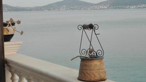 a bird ornament sitting on a ledge next to the water at Wavedance Accommodation in Salamís