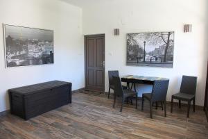 Portré Apartman في كوسيغ: غرفة طعام مع طاولة وكراسي