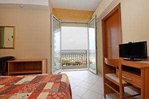 A television and/or entertainment centre at Hotel Al Ragno