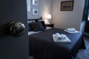 - une chambre avec un lit et 2 serviettes dans l'établissement Tenuta del Gelso, à Catane