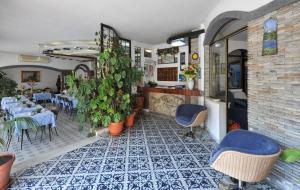 a restaurant with a dining room with tables and chairs at Hotel Europa in Minori