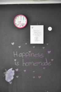 een schoolbord met een klok en een handgeschreven geluk is zelfgemaakt bij Apartment Marioni in Buzet