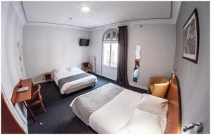 Postel nebo postele na pokoji v ubytování Hôtel Gambetta + 14 fotografií