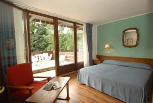 Postel nebo postele na pokoji v ubytování Hotel Baita Clementi + 37 fotografií