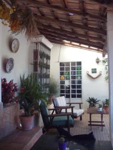eine Terrasse mit einem Tisch, Stühlen und Pflanzen in der Unterkunft Cortijo El Berrocal in Cazalla de la Sierra