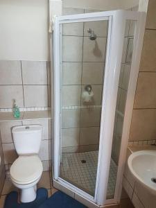 Un baño con ducha, inodoro y lavabo. en L'Escalier, en Amanzimtoti 6 fotos más