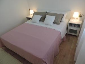 Postel nebo postele na pokoji v ubytování Apartman s pogledom