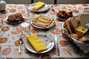 une table recouverte de assiettes de nourriture et de pain dans l'établissement La Casa Dei Nonni, à Felegara