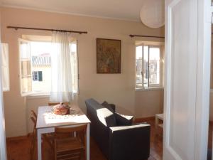- un salon avec une chaise et une table dans l'établissement Corfu Old Town Apartment, à Corfou