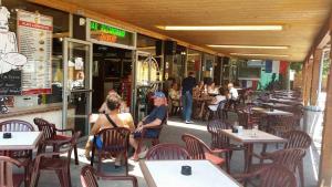アンティーブにあるLa Roulotte du Pyloneのレストランの席に座る人々