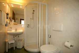 Koupelna v ubytování Hotel Baita Clementi