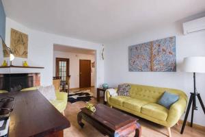 Posezení v ubytování 3 bedroom Apartment with private garden on top location Sitges centre beach