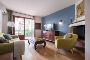 Posezení v ubytování 3 bedroom Apartment with private garden on top location Sitges centre beach