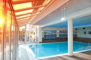 a swimming pool in the middle of a building at Golfpark Strelasund in Süderholz