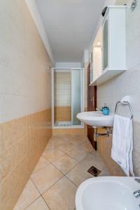y baño con aseo y lavamanos. en Villa Daniela, en Trogir
