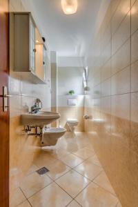 y baño con lavabo y aseo. en Villa Daniela, en Trogir