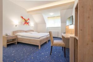 Llit o llits en una habitació de Hotel Vösenhuber