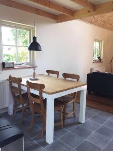 a dining room with a table and chairs at Huisje op Hamingen in Staphorst
