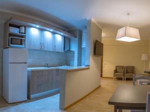 a kitchen with a sink and a microwave at Flor Da Rocha in Portimão