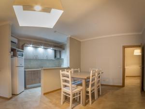 a kitchen and dining room with a table and chairs at Flor Da Rocha in Portimão