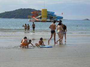 a group of people playing on the beach at Chale Colonial in Ubatuba