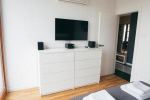 Μια τηλεόραση ή/και κέντρο ψυχαγωγίας στο Grey Apartment Kołowa