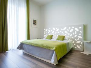 マテーラにあるDimora Mefite-Camere con Bagno Privato e Self check-inのベッドルーム1室(大型ベッド1台、緑の毛布付)