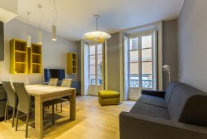 米兰Fifty Eight Suite Milan Center的客厅设有餐桌和沙发