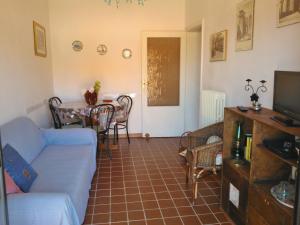 ein Wohnzimmer mit einem blauen Sofa und einem Tisch in der Unterkunft I Due Laghi in Villastrada